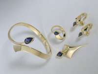 armband hanger ring en oorknoppen , goud en ioliet