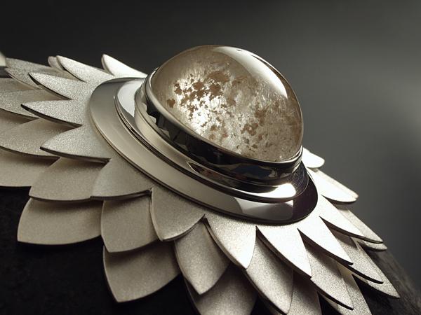 detail urn lotus gepatineerd koper zilver bladgoud bergkrist