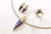 hanger, ring en oorstekers van oud goud met lapis lazuli