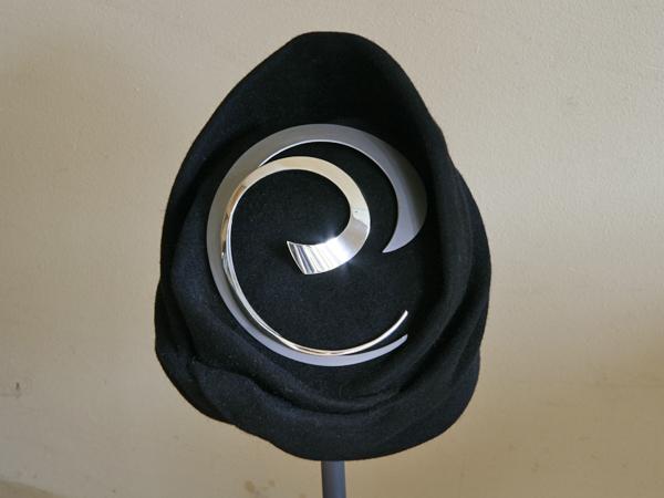 hoed met object vilt, zilver en titanium