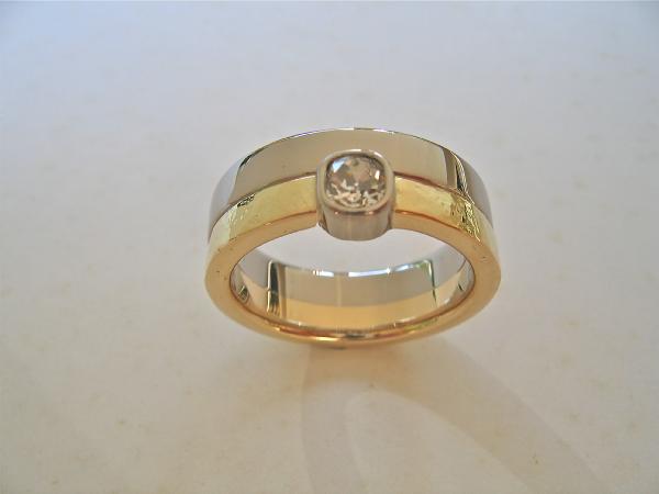 ring van oud goud met diamant