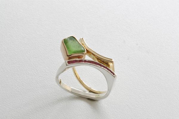 ring van oud goud, zilver met robijntjes en groen glas