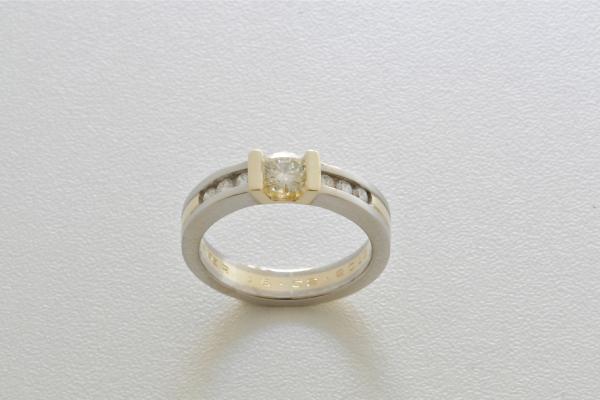 ring wit en geelgoud met diamant