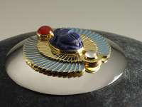 detail urn scarabee gepatineerd koper, zilver,deels verguld, emaille, lapis lazuli, maansteen, carneool